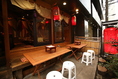 【縁側の席】歌舞伎をイメージしたこだわりの和モダン空間★こちらは大きな赤い提灯が目を引く縁側のお席です。お天気のいい日には、縁側でゆっくりとお食事を楽しむのも乙なもの。外気を浴びながら、当店自慢の鶏料理の数々を味わっていただけます♪ご友人同士のご宴会など、是非様々なシーンでお使いください◎