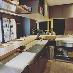 ご宴会は最大18名様(着席時)まで対応可能です。大人数での集まりや特別な日のご利用にもにもぴったりなスペースをご用意しております。お客様のご要望に応じた細やかなサービスを提供し、心温まるひとときを演出いたします。