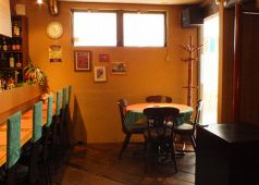 落ち着ける雰囲気のテーブル席！