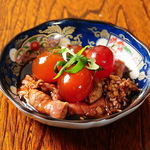 朝引き地鶏の希少部位タマヒモ。秘伝のタレを絡め、口の中で弾ける濃厚な旨味とコクが虜になる逸品。