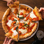 職人が丁寧に焼き上げるピッツァはDUMBOの看板商品！定番からオリジナルまでメニュー多数！