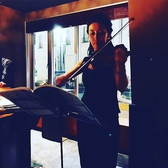 毎週金曜日はジャズの生演奏を行っております。臨場感溢れる特別な空間をぜひ一度味わってください。＜第一部＞21：30～、＜第二部＞23：30～（各20～30分程度）