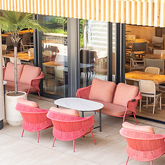 解放感たっぷりのオープンテラス席では、可愛らしいテーブルや椅子をご用意しており、まるでハワイのビーチサイドにいるかのような心地よい雰囲気をお楽しみいただけます。ハワイの美味しい料理と共にリラックスしたい方にぴったりのスポットです♪犬同伴も可能なので、大切なペットと一緒に素敵な食事を楽しめます。