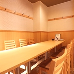 １Fは木の温かさを感じるカウンター席とテーブル席。最大30名迄OK!