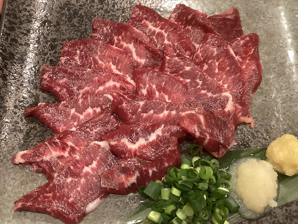 【熊本鮮馬刺し】熊本郷土料理の馬刺しです。甘い醤油とたっぷりの薬味でお召し上がりください。