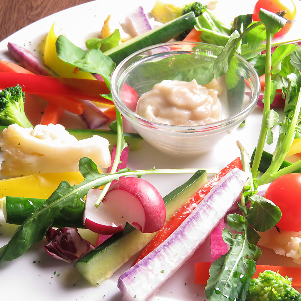 見た目にも鮮やかな「彩り野菜のバーニャカウダ」は特製アンチョビ＆ニンニクソースでご賞味ください