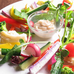 見た目にも鮮やかな「彩り野菜のバーニャカウダ」は特製アンチョビ＆ニンニクソースでご賞味ください