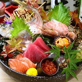 東北商店自慢の刺身の盛り合わせ！季節によって内容は異なりますが、市場直送にて旬で新鮮な魚が味わえます！