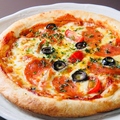 料理メニュー写真 サラミとガーリックのピザ