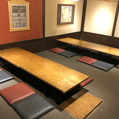 【2～4名様向け】ゆっくりとお過ごしいただける掘りごたつになっています。名物「正直塩つくね」「無敵ハツユッケ」や、鶏料理を多数ご用意しております。