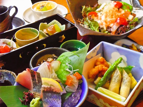 広島市場からの魚を始め、産地直送の新鮮な旬の食材を、丁寧に調理した和食のお店。