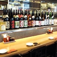 広々とした店内にはカウンター席もご用意しております。カウンター席の目の前には、焼酎や日本酒などのお酒がずらりと並んでおります。京都駅近くなので、会社帰りや気晴らしにふらっとお立ち寄りください。