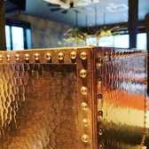 京都銅板の湯せん機を置いています。見た目の格好良さもさることながら当店のオススメ料理を温めてくれる画期的なアイテムです。特別に注文して作っていただいた代物なので、ぜひ当店にお越し下さった際はご覧ください。