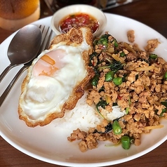 カオ・ガパオ・ガイ・カイダーオ(鶏肉バジル炒めと目玉焼き乗せご飯)