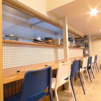 店主自慢の炉端焼きを特等席のカウンターで…