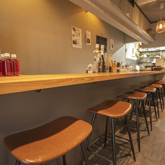 料理の香りが漂うカウンター席とともに、贅沢な食事をどうぞ。