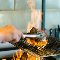 【薪焼きステーキ】暖かな灯に包まれ、香ばしく薫る