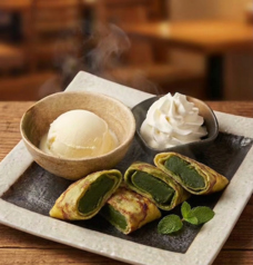 緑茶餡クレープ ～小さなジャージー牛乳アイス添え～