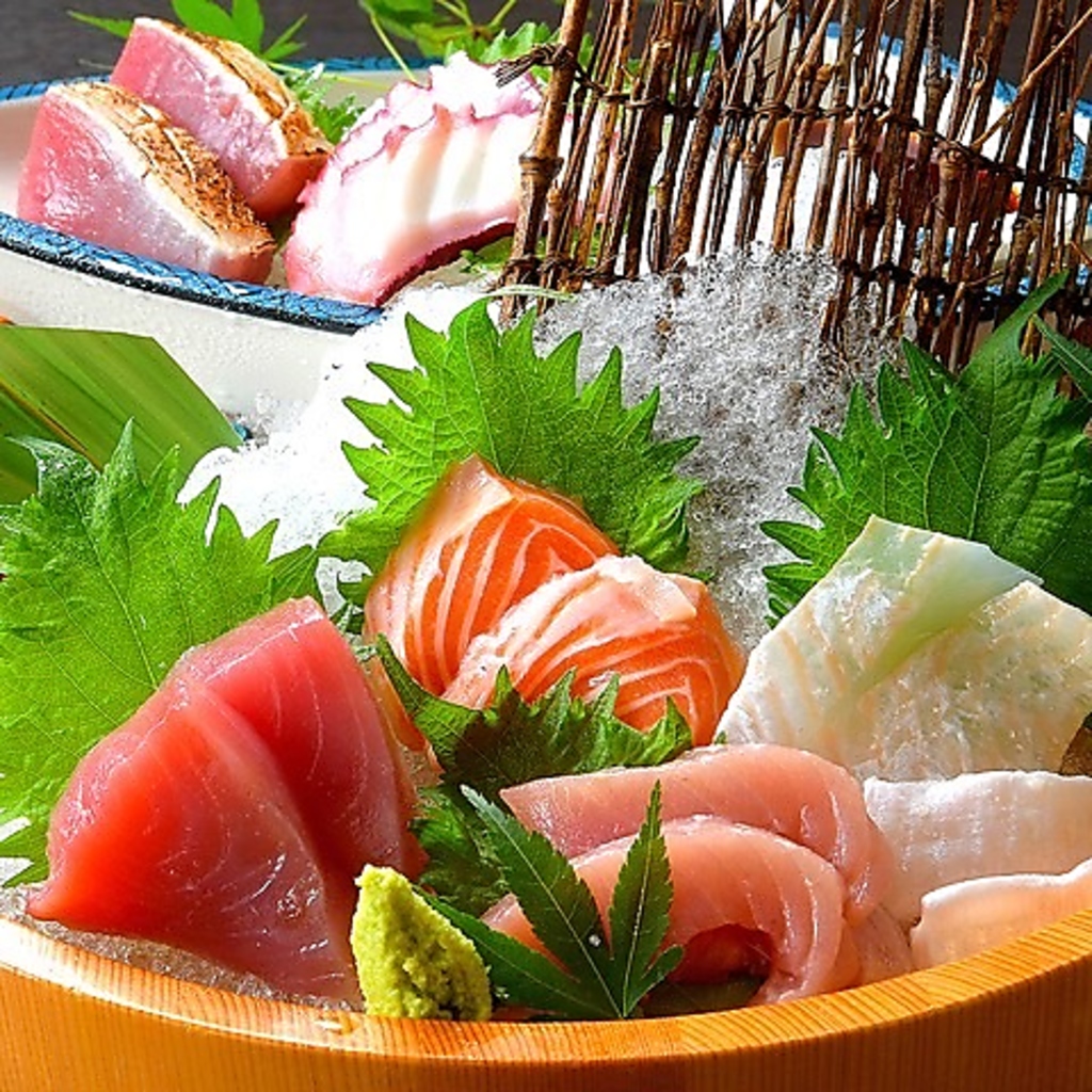 旬の鮮魚を丁寧に切り、盛り付けた一皿。海の恵みを存分に味わえる贅沢な刺身盛り合わせです♪