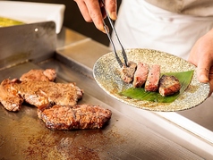 ディナーにて鉄板焼きステーキ提供