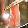 【鹿児島県産黒豚】純粋バークシャー種の豚肉。臭みも無く旨味が豊富。柔らかく歯入れの良いさっぱりとした食感が特徴です。