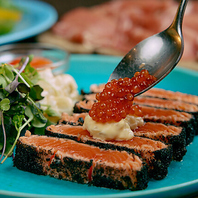 サーモンのブラックレアカツ