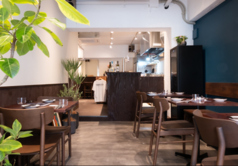 扉を開け、テーブルの向こうにあるカウンター。一人の穏やかな時間を贅沢にゆったり過ごすのはいかがでしょうか。全国各地のクラフトビールや種類豊富なナチュラスワインに合うおすすめ料理をご堪能ください。