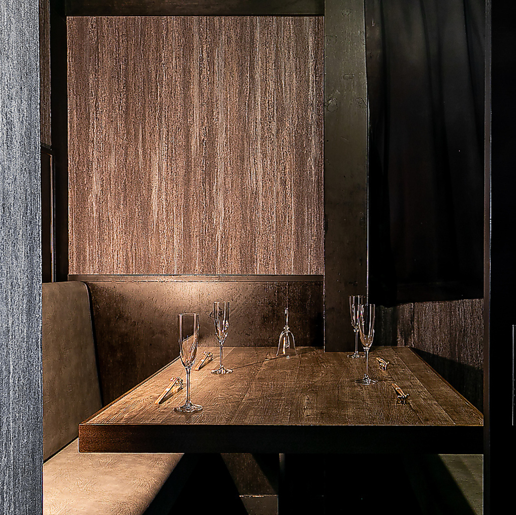 店内は高級感がありながらリラックスムードで過ごせる落ち着いた雰囲気。個室もご用意しております◎