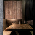 店内は高級感がありながらリラックスムードで過ごせる落ち着いた雰囲気。個室もご用意しております◎