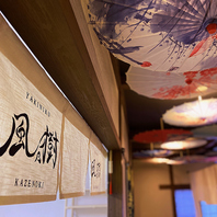 シーンに合わせて使い分けできる店内