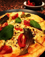 アボカドとトマトのマルゲリータ風ピザ