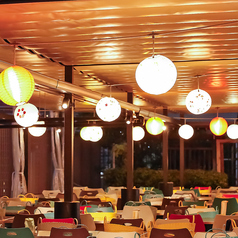 ネオンがきらめく梅田の屋上。街の喧騒を離れたその先に広がるのは、光と温もりに包まれた特別な空間。開閉式テントの下、ランタンの灯りが揺れ、仲間や恋人との語らいが弾む冬の夜。都会の空を見上げながら、心ほどけるひとときをお過ごしください。