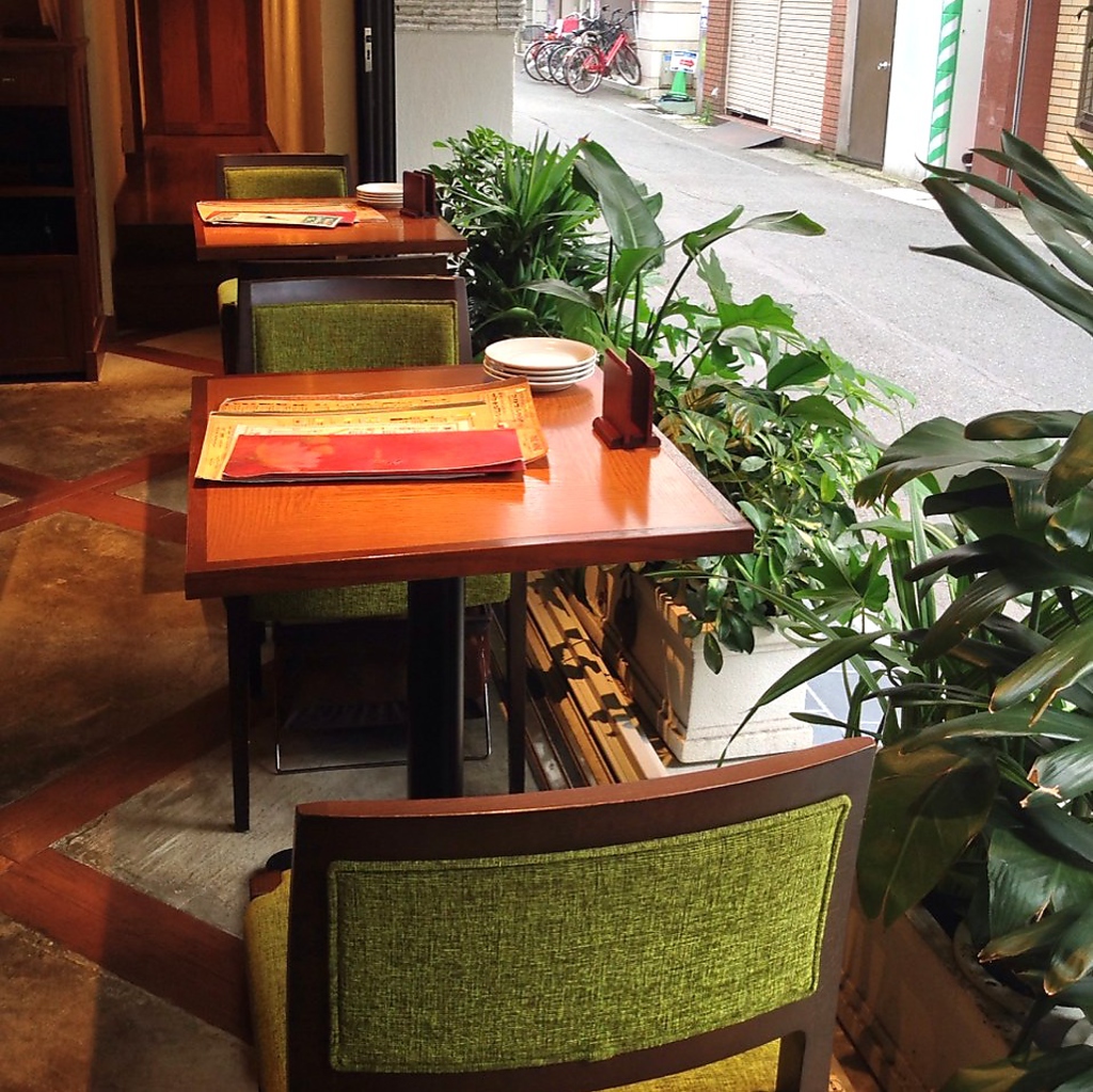 自然光が差し込む2名様席も◎居心地の良い空間で特製料理を楽しむ贅沢なひとときをお過ごしください