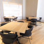 テーブル・カウンター・テラス・ソファー席をご用意!様々なシーンでご利用可能◎テラス席はペット可!