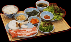 ランチメニューは全てキムチ・ご飯お代わり無料！