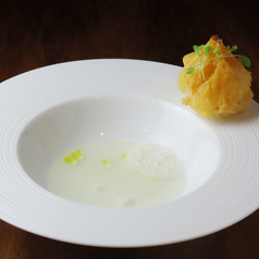 【コース料理一例】白子のベニエ、海のスープ、白味噌のエア