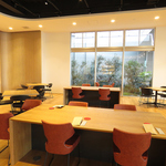 広々とした開放感のある空間。誕生日、記念日、デート、女子会など様々なシーンでご利用ください！