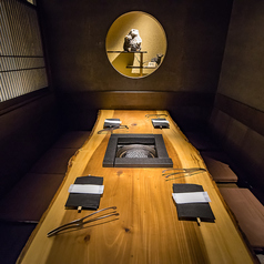 落ち着いた雰囲気が自慢の完全個室をご用意しています。2名～5名でご利用いただくことができます。ご利用に個室料としてお一人様あたり2,000円税込を頂戴致します。会員様の場合は、個室料は無料となっています。詳細はお店様までお問い合わせください。