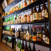 通路壁一面にお酒がズラリ。あなた好みが見つかるかも