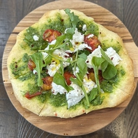 春の特製ピッツア　ブッラータとトマトのジェノヴェーゼ