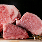 日本各地から最高級のA5黒毛和牛を仕入れております。目の前の鉄板で焼く時間もお楽しみください♪