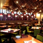 天井までこだわり抜いたおしゃれな店内。非日常的な雰囲気の中で本格アジア料理をご堪能いただけます