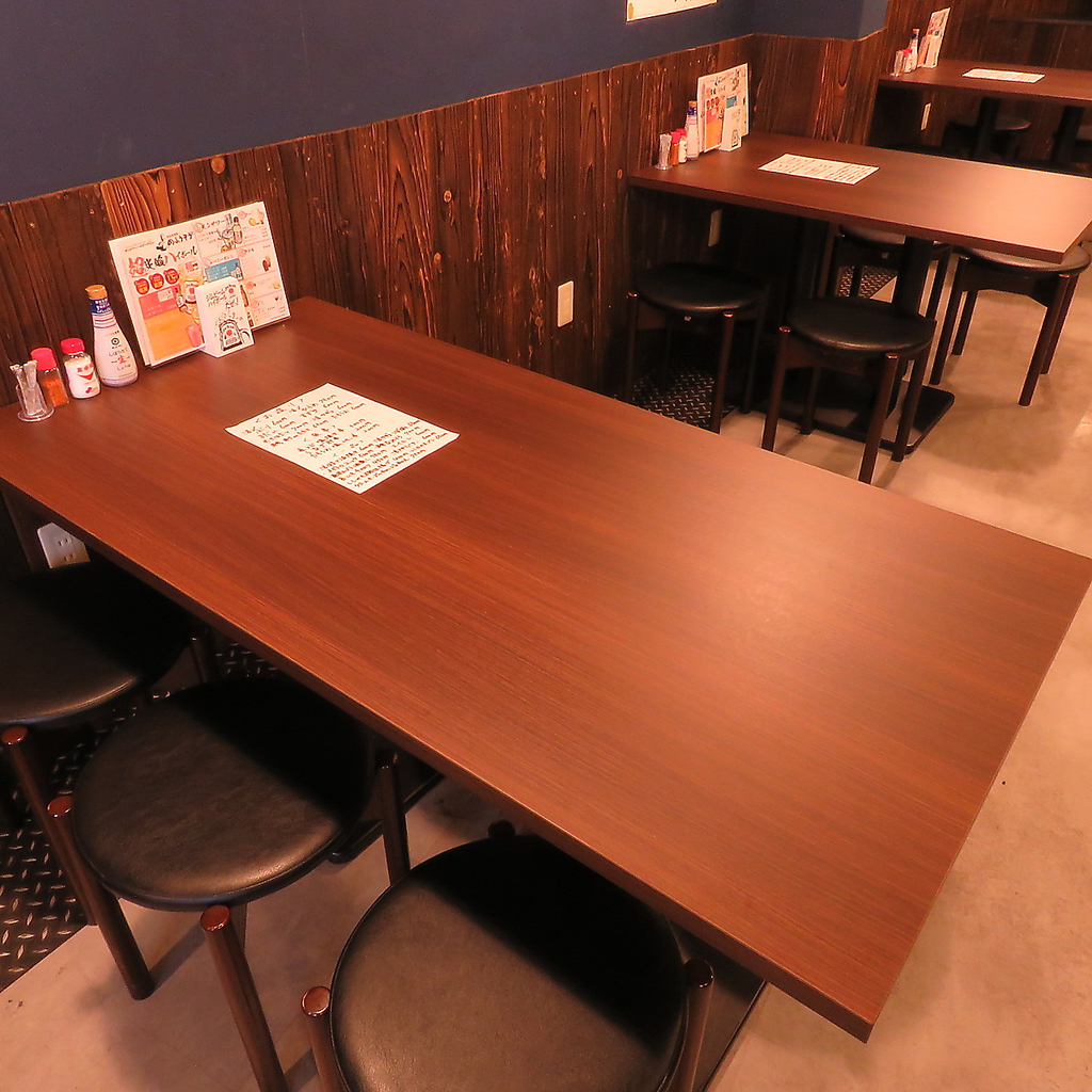 テーブル席で気軽にお食事も◎