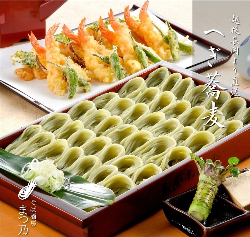 布海苔が練りこまれ、コシがあってのど越しの良い蕎麦を『へぎ』に盛り付けたのがへぎそばです。