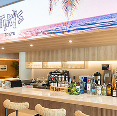 カウンター席では、気軽にお食事やドリンクをお楽しみいただけます。一人でも、友人と一緒でも、ハワイ料理とシグネチャーカクテルを片手にリラックスした時間を過ごせる空間です。ランチ・カフェメニューも取り揃えておりますので、お気軽にご来店ください。