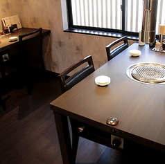 4名様がけの広々としたテーブル席はご家族様はもちろんのこと、女子会にも最適です◎自慢の「かすうどん」や「もつ鍋」も是非味わってください！