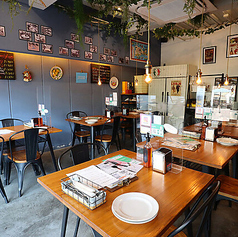 おしゃれな店内には、広めの3名様テーブル席をご用意しております。ゆったりとしたお席で、お食事や会話をお楽しみください。目の前にはオープンキッチンが広がり、お料理が出来上がる臨場感も味わえます◎ご友人やご家族との素敵なひとときにぴったりです♪