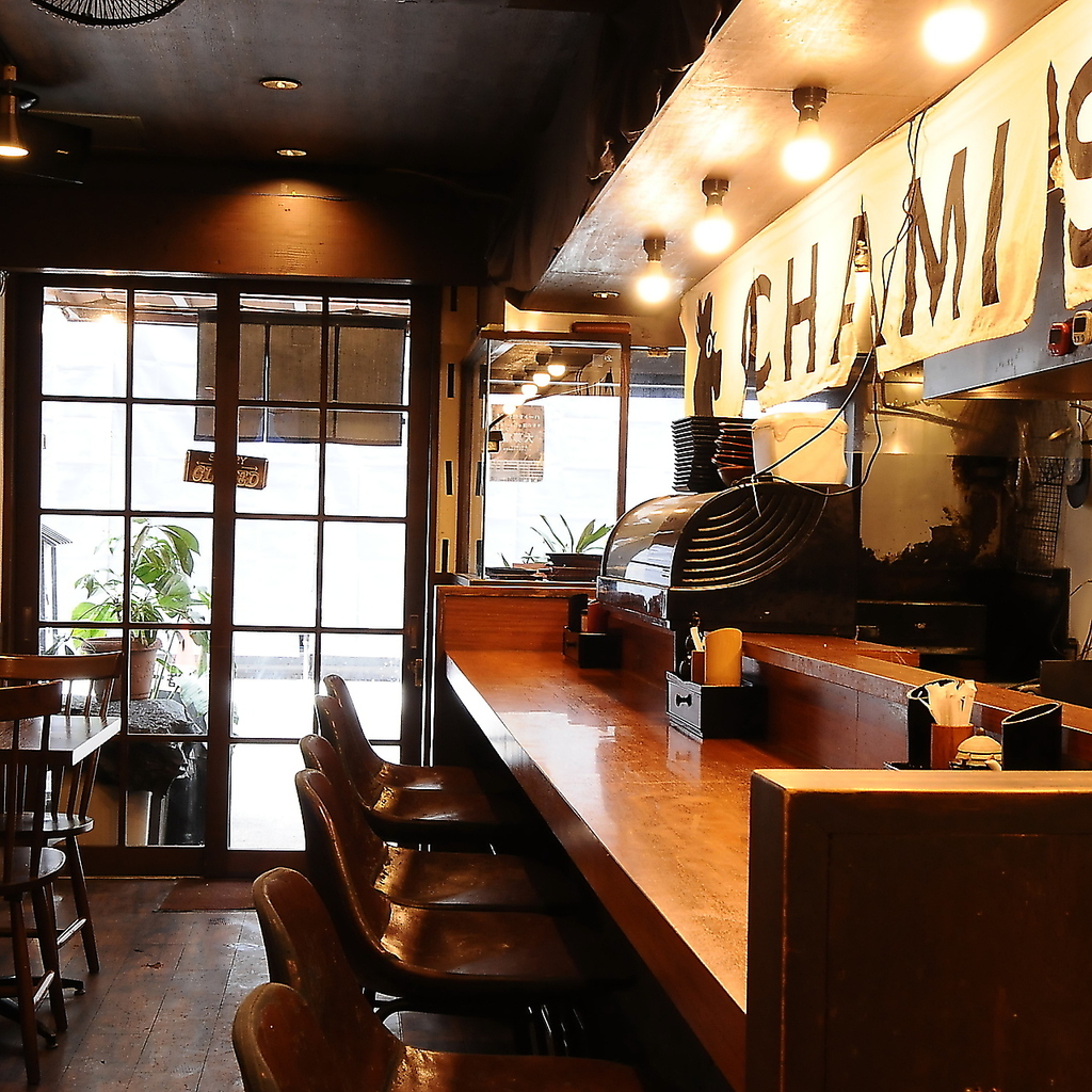 1階は木の温もり溢れるカウンターとテーブル席。都会の喧騒を忘れ、大切な方と穏やかな時間を。