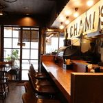 1階は木の温もり溢れるカウンターとテーブル席。都会の喧騒を忘れ、大切な方と穏やかな時間を。