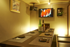 気の置けない仲間との飲み会にぴったりな、8名様用の完全個室をご用意しています。お部屋にはモニターを完備しているので、お好きな映像を流しながらワイワイ盛り上がれます◎プライベートな時間を存分に満喫してください!